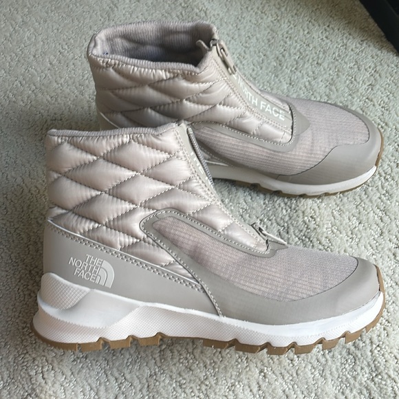 NEW -THE NORTH FACE Women’s  Thermoball  Zip boots. Size US 5. Color = Tan - Picture 2 of 8